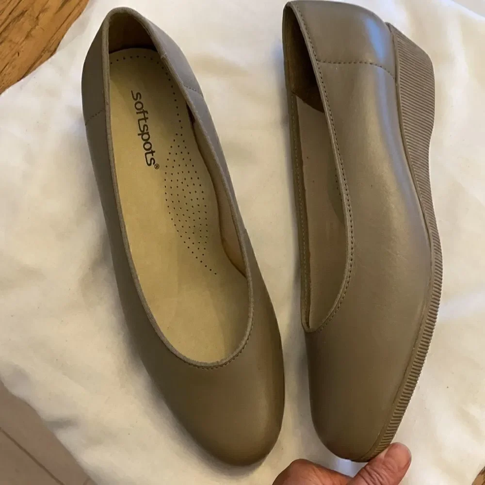 SOFTSPOTS LEATHER UPPER TAUPE SHOES.  NEW